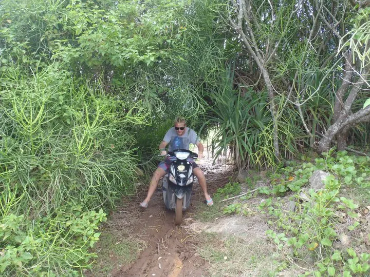 scooter rides on nusa lembongan