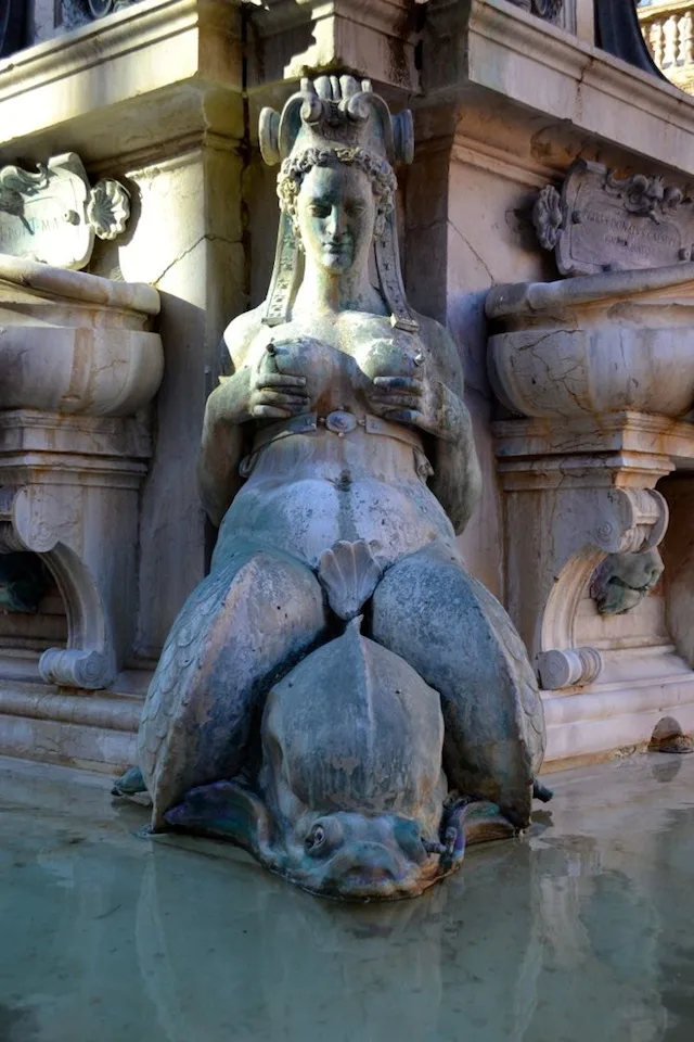 Ladies in fountain in Bologna