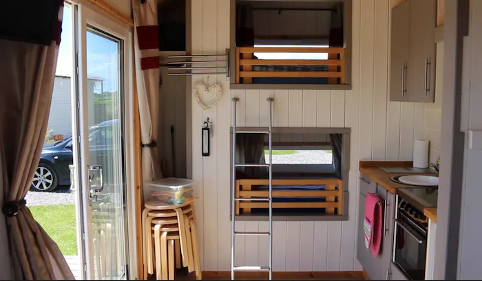 Shepherd Hut - Bunk beds and kitchen