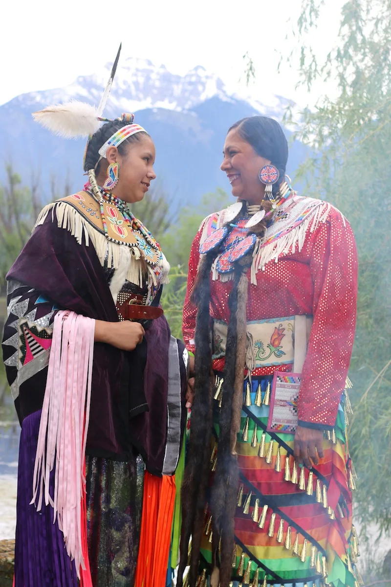 American Indian Dancers mother and daughter