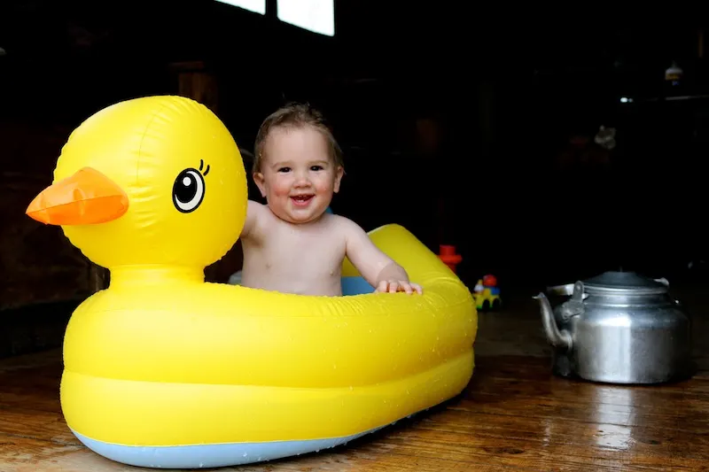 Inflatable duck bath