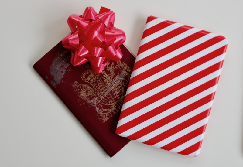 3 Ways to Present a Romantic Gift - wikiHow