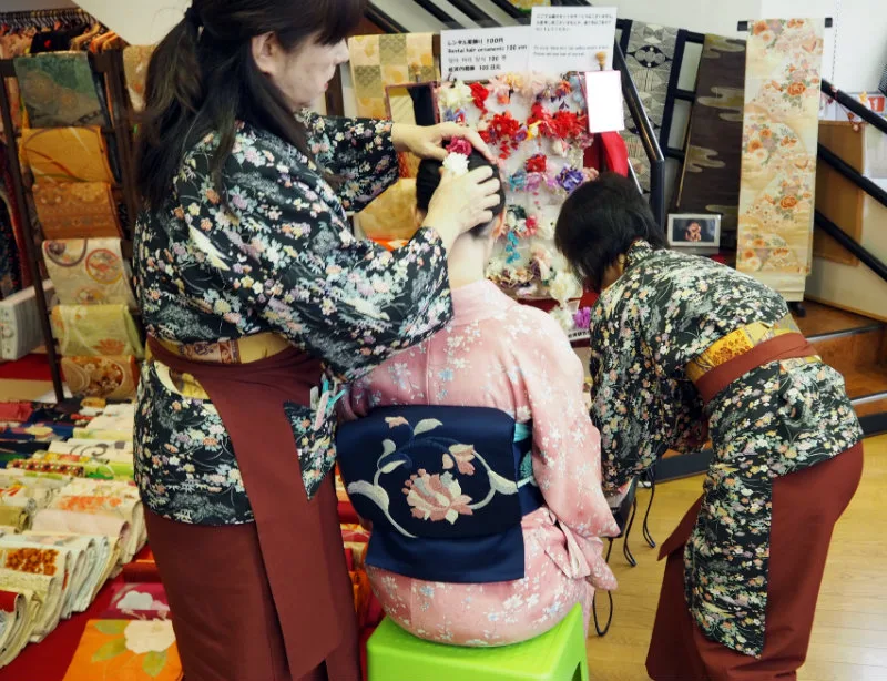 Learning How to Wear a Kimono in Japan