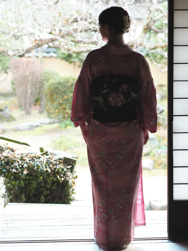 Learning How to Wear a Kimono in Japan