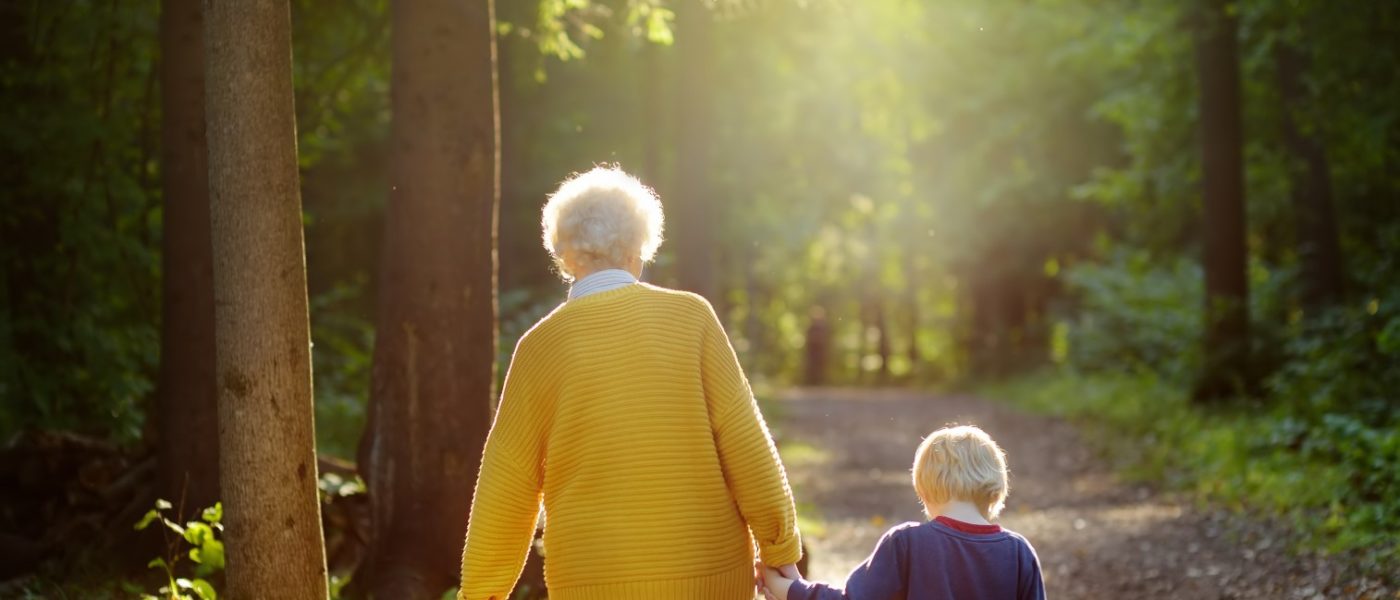 воспитание внуков. бабушка и внучка. бабушка с внуками. бабушка и внучка. пожилые люди и дети.