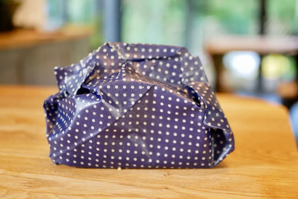 A beginner's guide to using beeswax wraps: Colourful reusable food wraps -  The Travel Hack