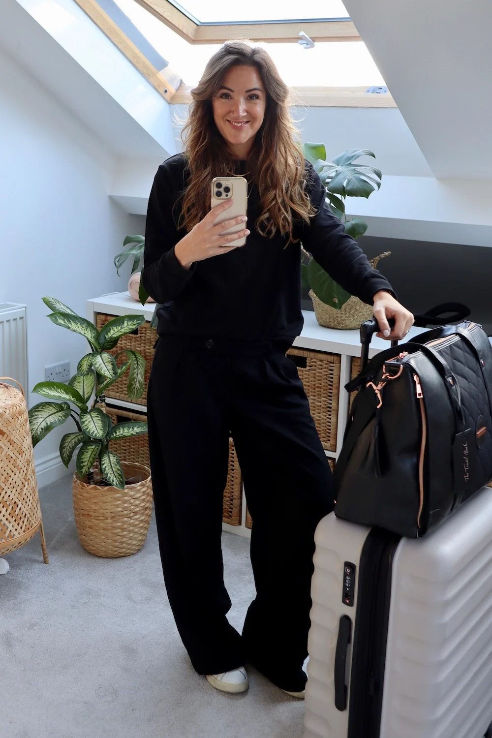 7 Stylish airplane outfits + inspo for comfy women's travel