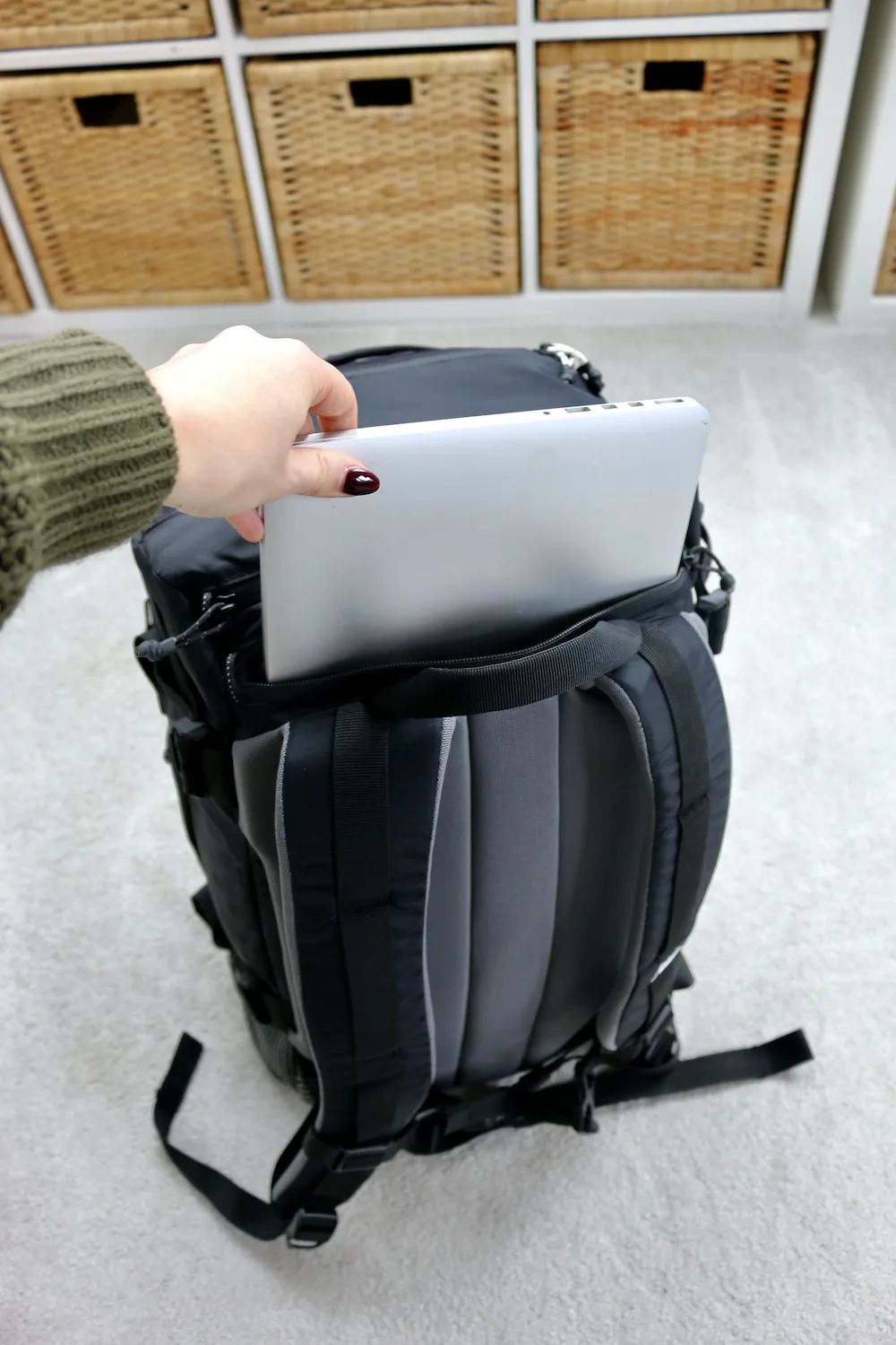 Laptop pocket on the Matador SEG 28 review