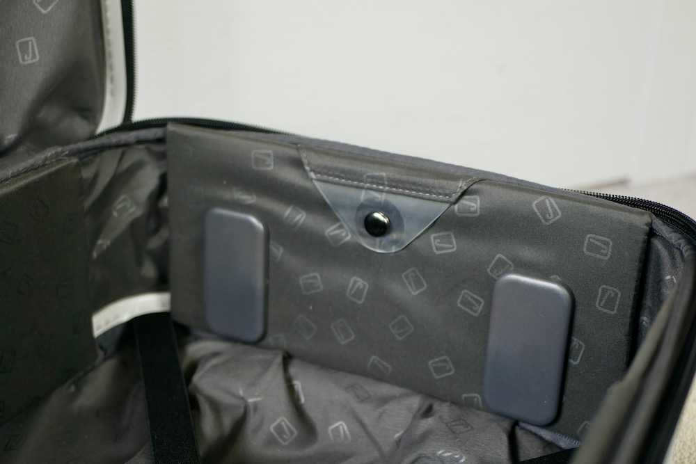 Collapsing the Jollying Pebble 20 Pro suitcase