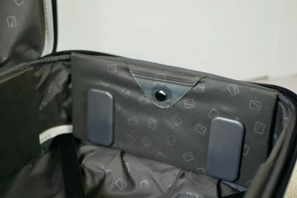 Collapsing the Jollying Pebble 20 Pro suitcase