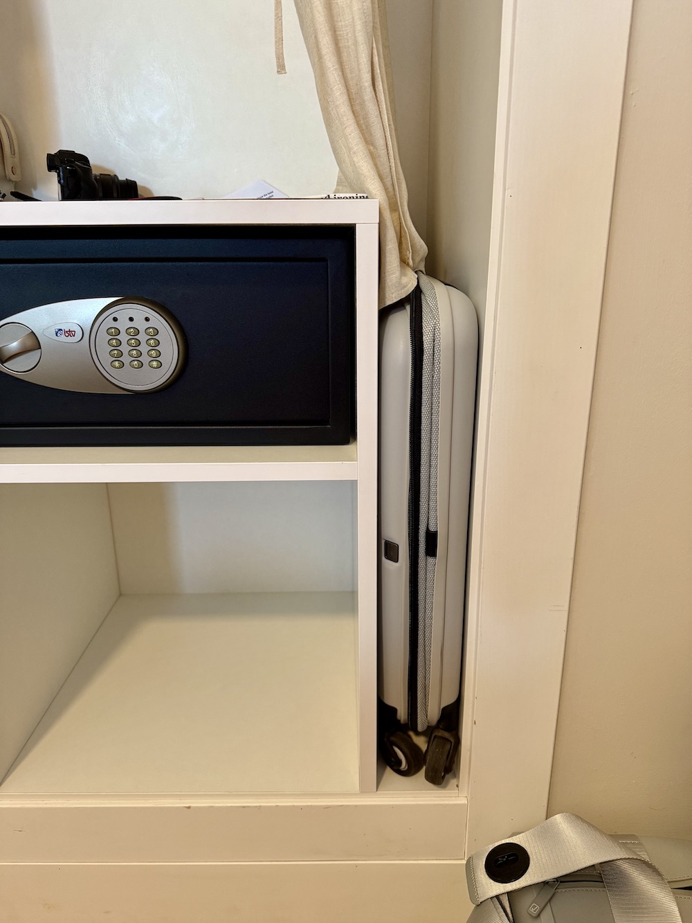 Jolting pebbles 20 pro suitcase collapsed in a hotel