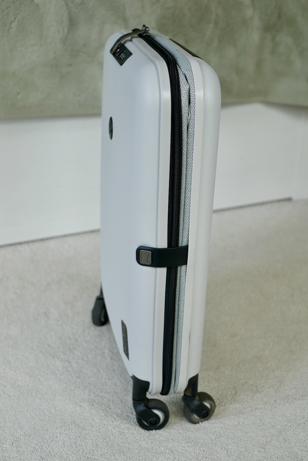Pebble 20 Pro Suitcase when collapse