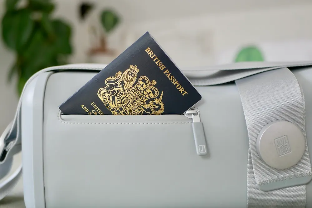 Pockets too small on the Jollying Softhard Everyday Shoulder Bag