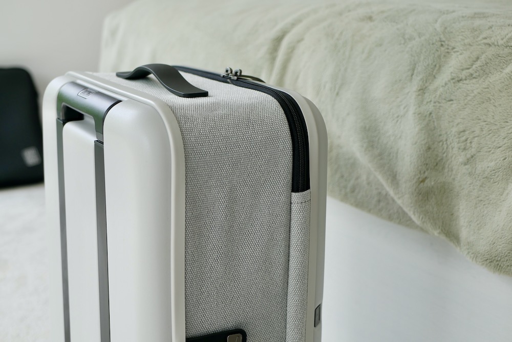 Side view of the Jollying Pebble 20 Pro suitcase