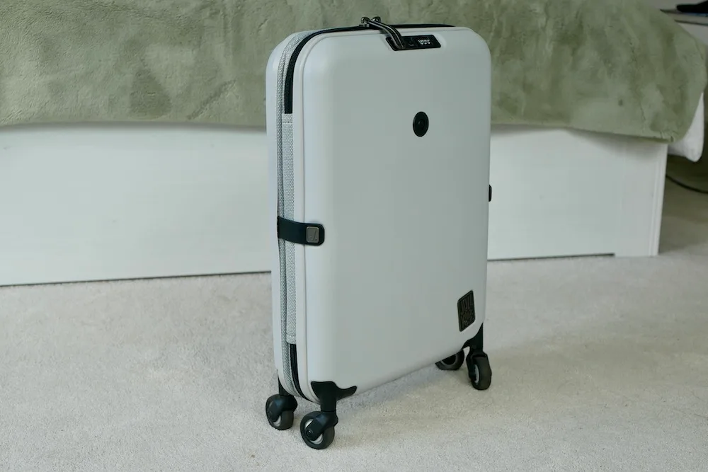 The Travel Hack reviews Jollying Pebble 20 Pro suitcase