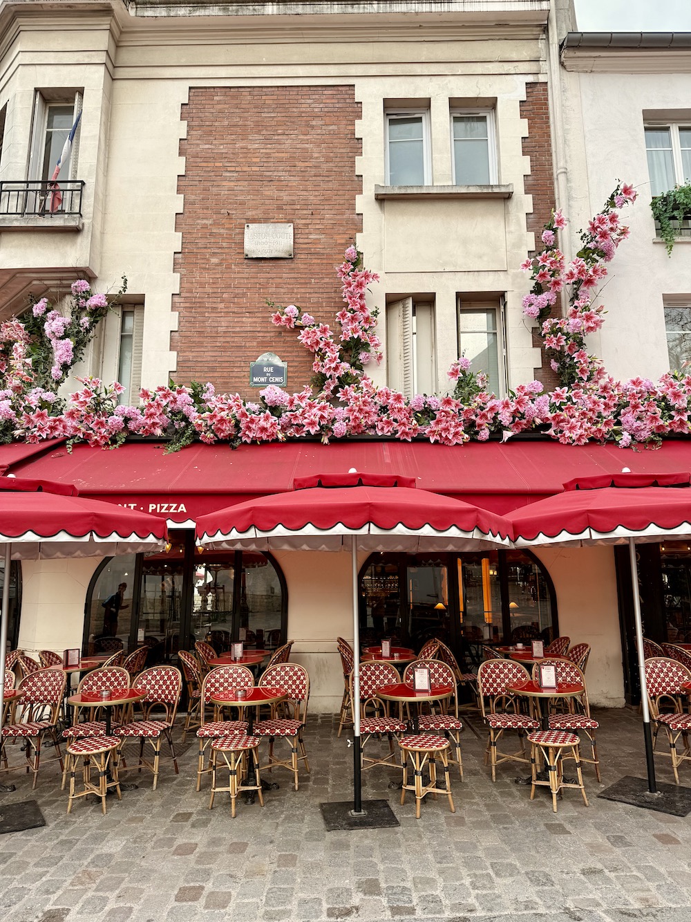 Pretty cafes in Place du Tertre