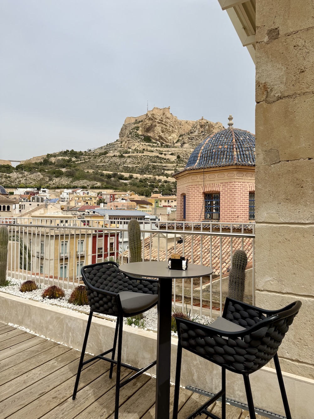 Terraza Mira Miralta with views to santa barbara castle
